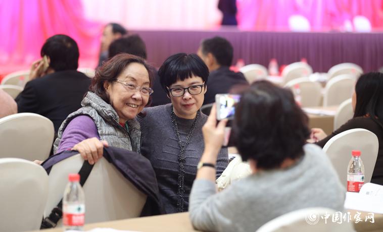 11月29日，與會者會場拍照留念