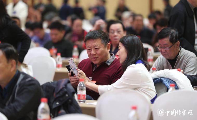 11月29日，與會者會場交流