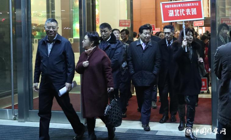 11月29日，與會者走出會場