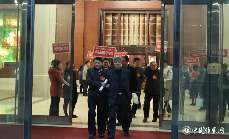 11月29日，與會者走出會場