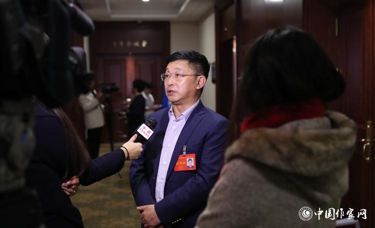 11月30日下午，阿來接受媒體參訪。