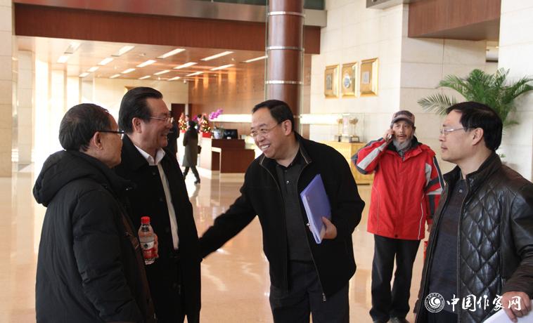 11月28日，中國作協第九次全國代表大會與會代表在報到時交談。