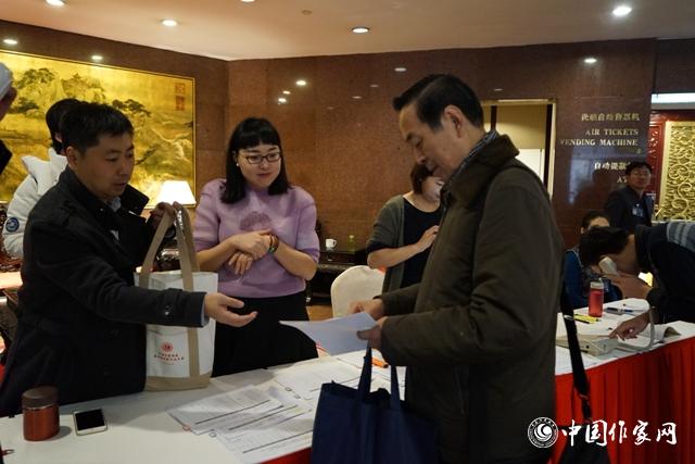 11月28日，中國作協第九次全國代表大會與會代表報到。