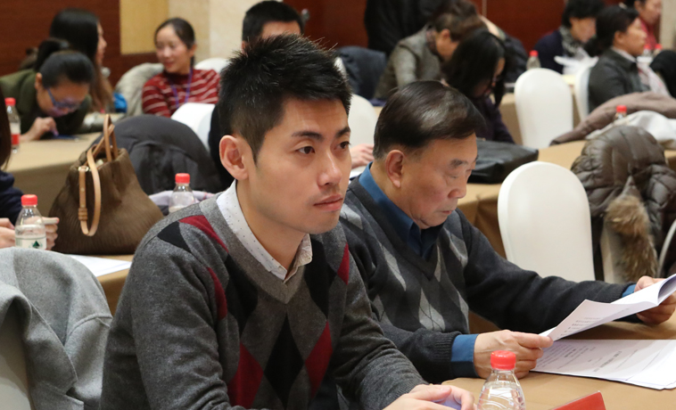 12月1日，港澳臺代表聽取報告。