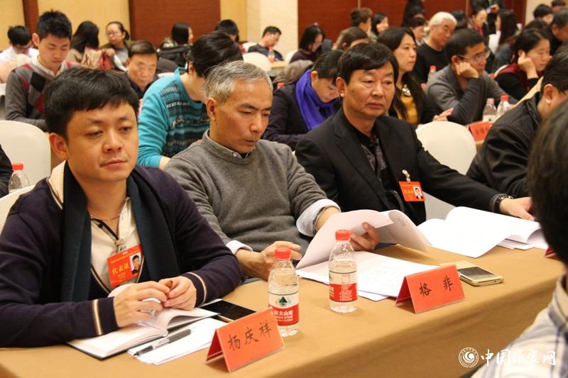 12月1日，第二次全體會召開，與會代表聽取報告。