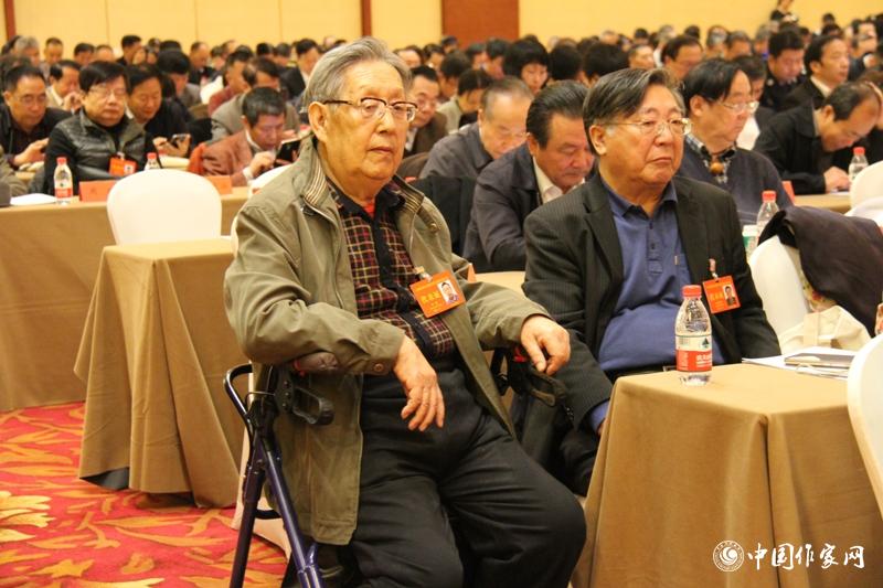 12月1日，第二次全體會上，代表們認真聽工作報告