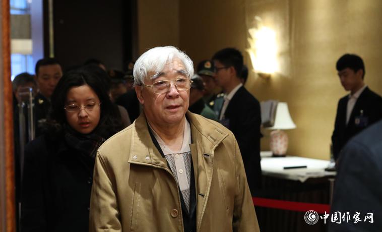 12月1日，與會代表蘇叔陽走進會場。