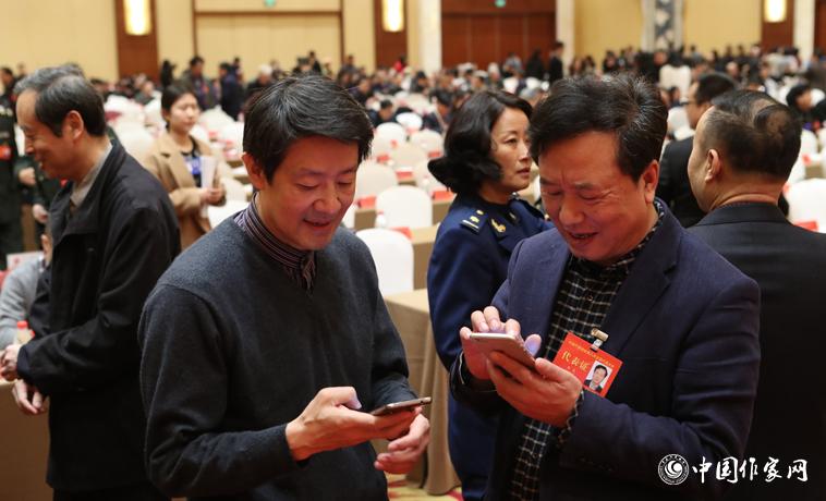 12月1日，第二次全體會議開始前，與會代表陳眾議與代表交談。