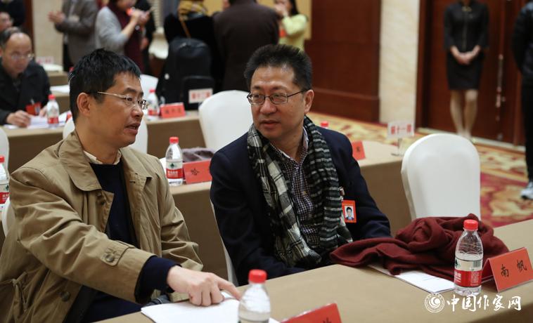 12月1日，第二次全體會議開始前，與會代表南帆、洪放交談。