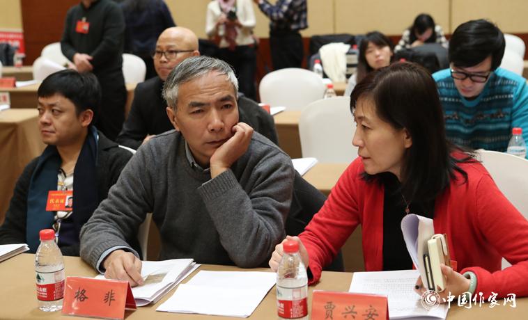 12月1日，第二次全體會議開始前，與會代表交談。