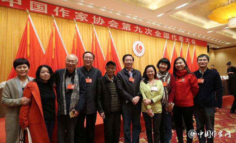 12月1日，第二次全體會議開始前，部分代表合影。