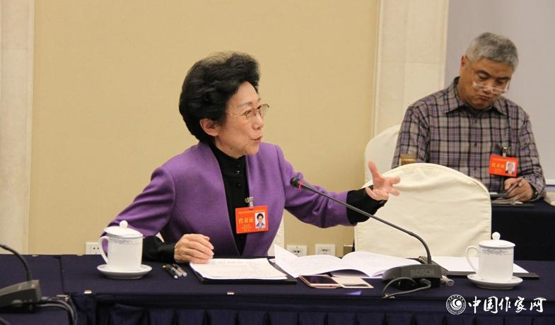 12月1日下午，中央直屬機關代表團分組討論，代表積極發言。