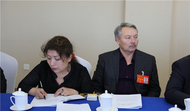 12月1日下午，天津、貴州、新疆代表團代表認真做記錄。