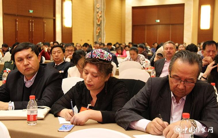 代表們在國際形勢與外交工作報告會上認真記錄。