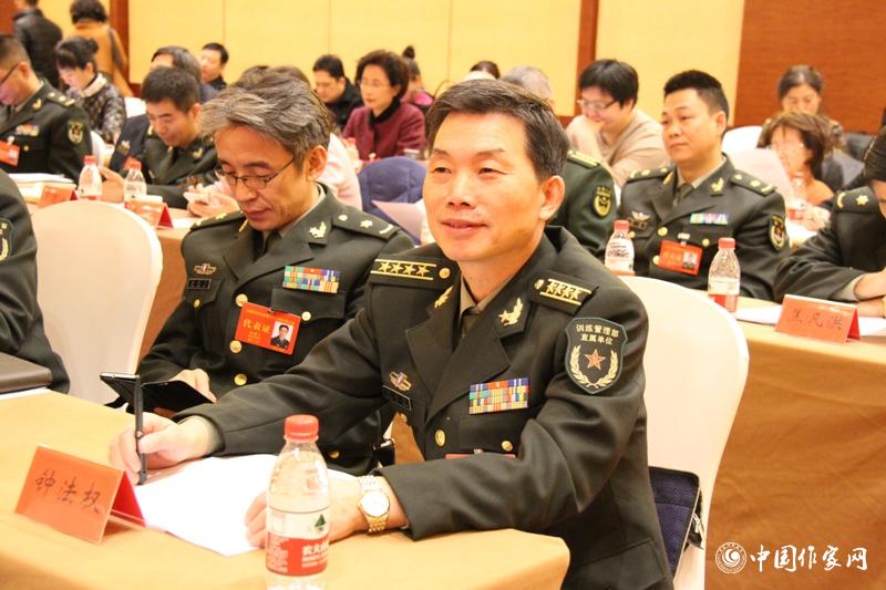 在中國作家協會第九次全國代表大會第三次全體會議上，代表鐘法權認真聆聽。