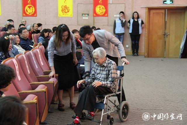 開場前，于是之的遺孀李曼宜來到現場