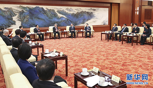 汪洋看望參加全國政協十三屆一次會議報道的新聞工作者