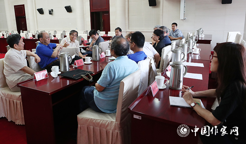 7月28日,全體會后文學翻譯獎評獎委會召開會議