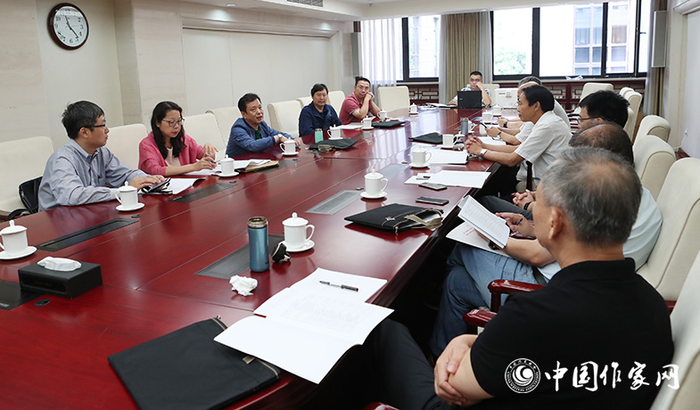 7月28日,全體會后中篇小說獎評獎委員會召開會議