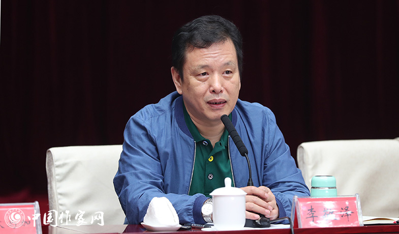 7月28日,李敬澤在全體會上就《魯迅文學獎評獎條例》和《評獎細則》做講解說明