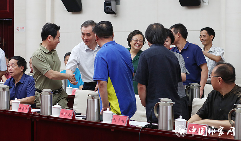 7月28日,錢小芊與評委們一一握手