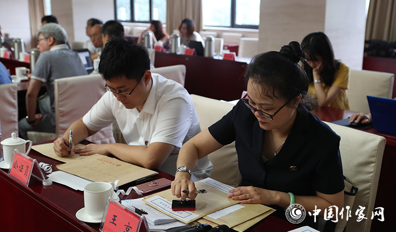 8月11日,公證處人員將終評選票情況封存