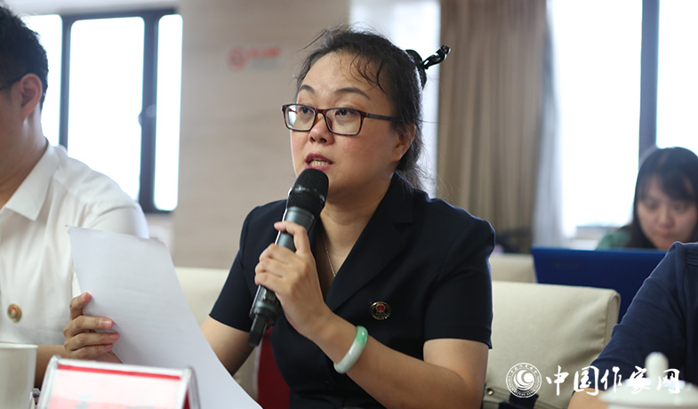 8月11日,公證處公證員在終評會上宣讀公證書