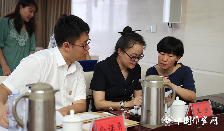 8月11日,公證處公證人員檢查選票統計情況