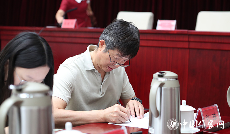 8月11日,紀監組人員審核選票統計情況