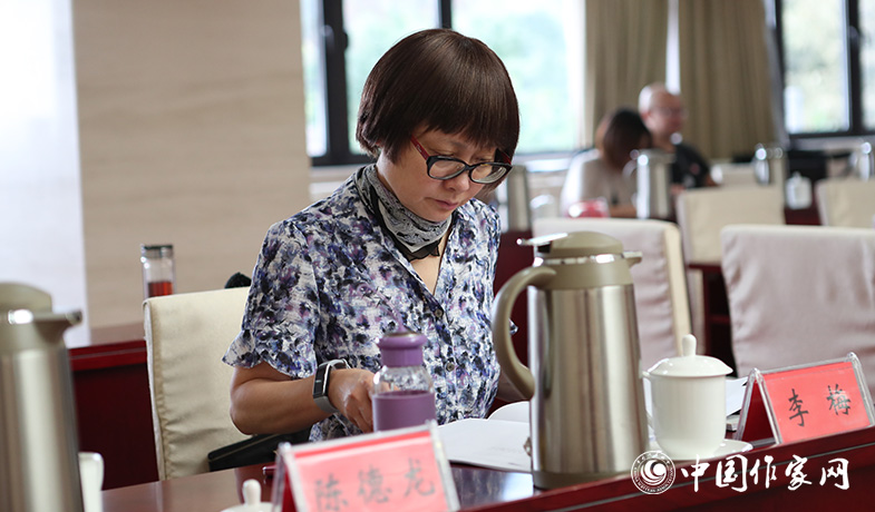 8月11日,紀監組人員審核選票統計情況