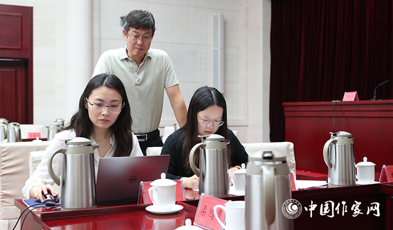 8月11日,聯絡員統計選票,紀監組人員監督工作