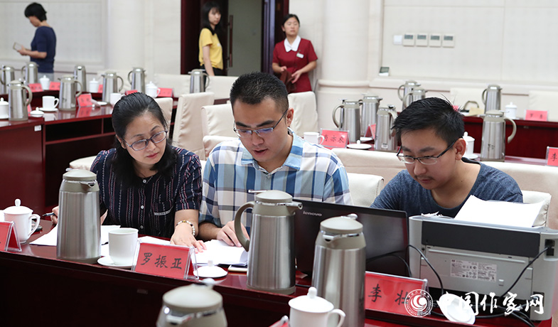 8月11日,聯絡員統計選票,紀監組人員監督工作