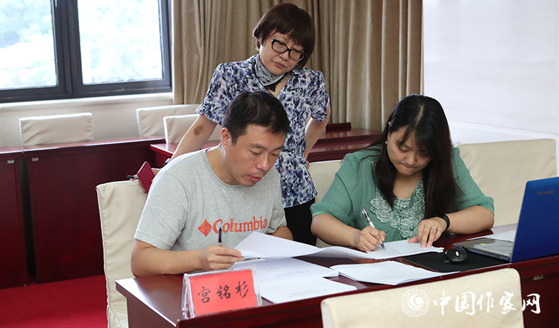 8月11日,聯絡員統計選票,紀監組人員監督工作