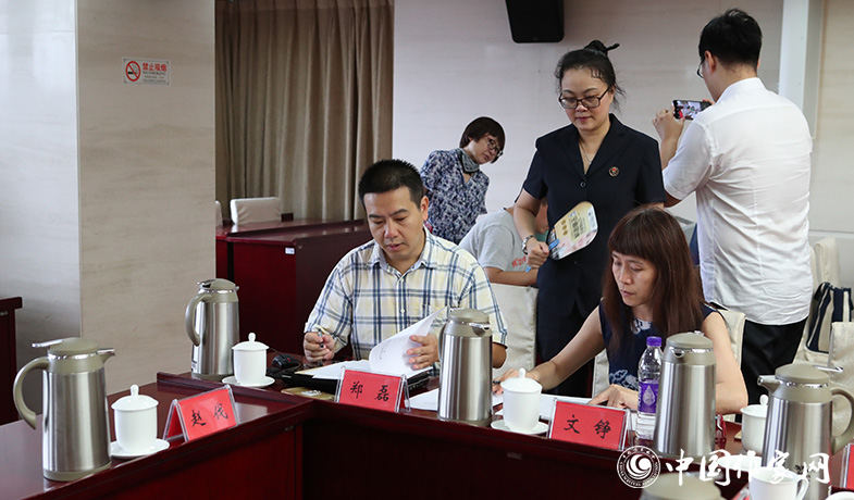 8月11日,聯絡員統計選票,公證處人員監督工作