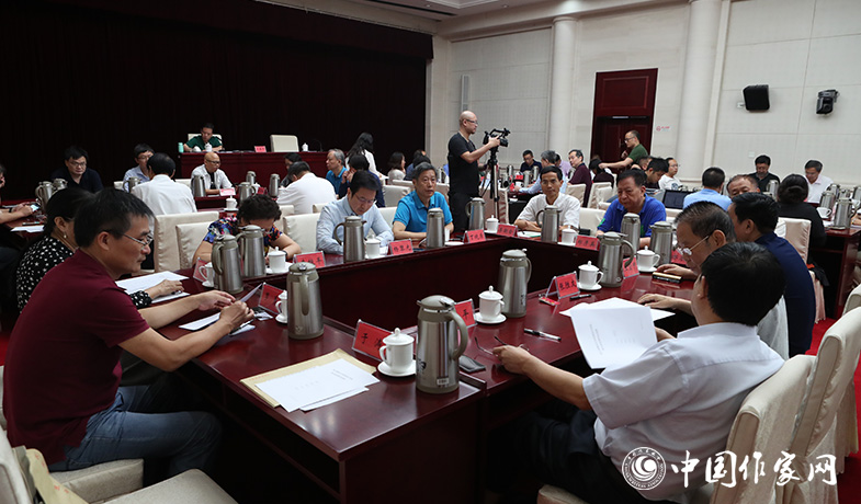 8月11日,評委們在終評會上填寫選票