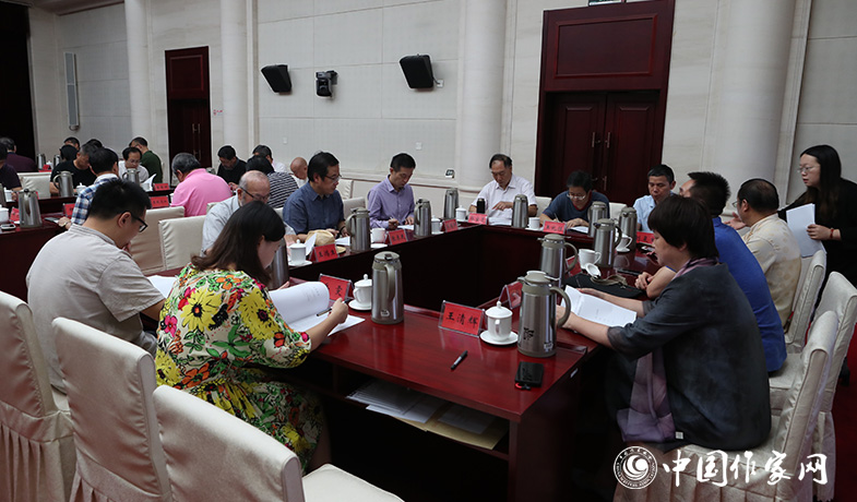 8月11日,評委們在終評會上填寫選票