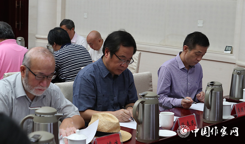 8月11日,評委們在終評會上填寫選票