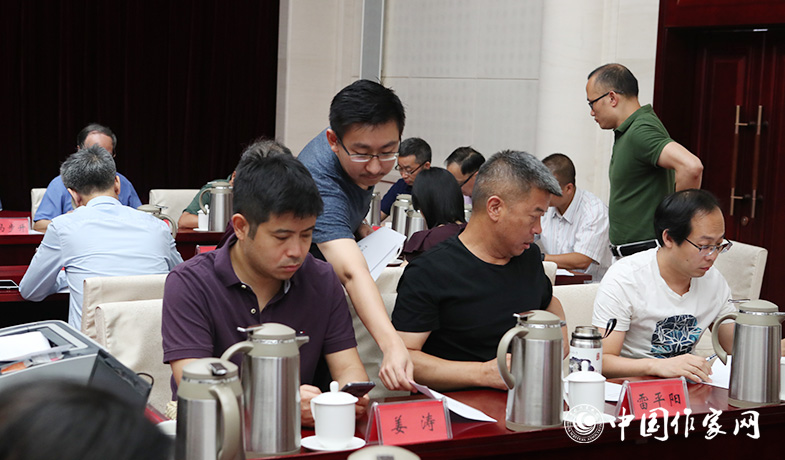 8月11日,聯絡員在向評委會收發選票