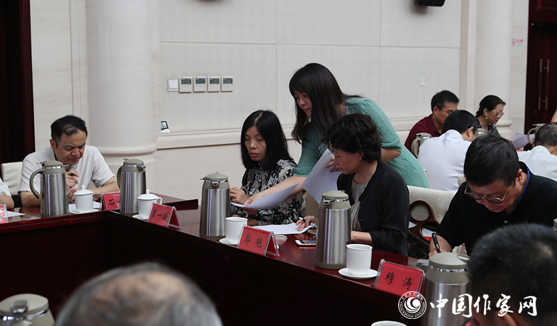 8月11日,聯絡員在向評委會收發選票