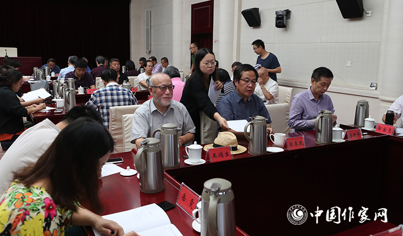 8月11日,聯絡員在向評委會收發選票