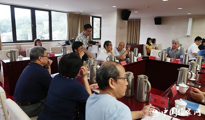 8月11日,聯絡員在向評委會收發選票