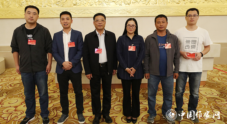 來，我們也合個影！