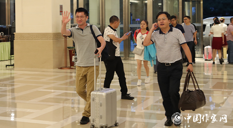 湖南代表團來到會場