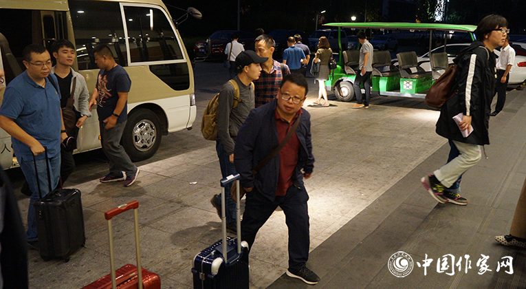 夜深了，青創會代表來到會場