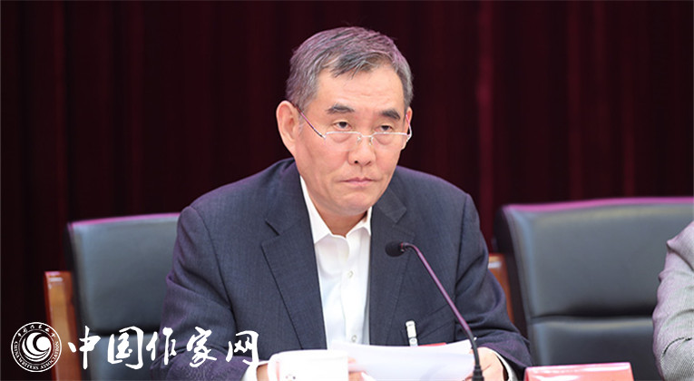 中國作協黨組書記、副主席錢小芊作報告