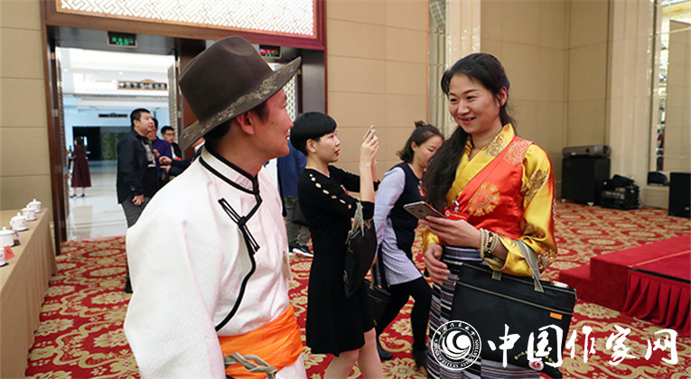 開幕式結束后，代表們合影留念