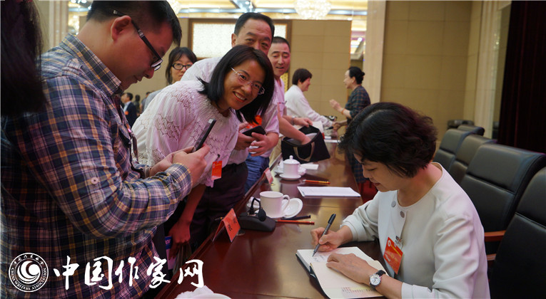 開幕式結束后，鐵凝為代表們簽名留念