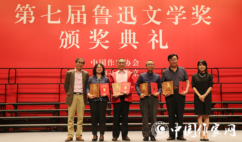 魯敏、陸健德為翻譯獎獲獎作家頒獎