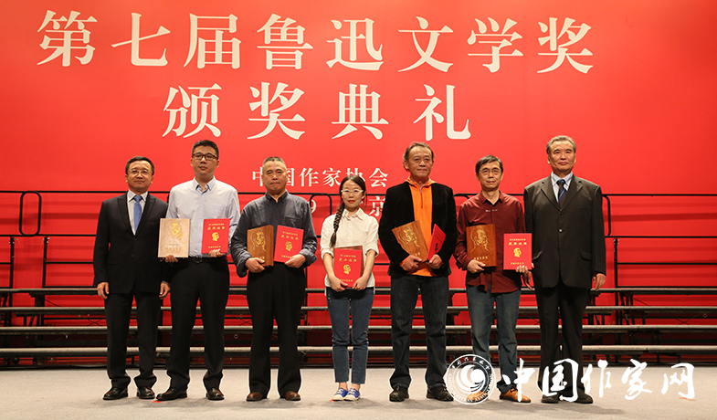 李冰、閻晶明為散文雜文獎獲獎作家頒獎