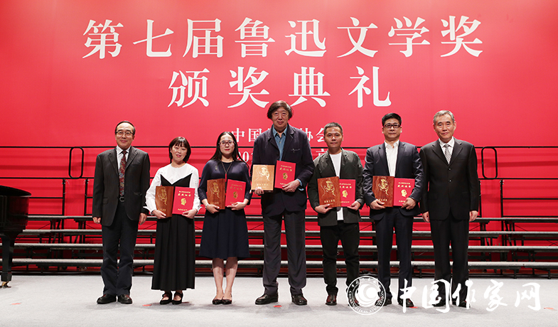 錢小芊、郭義強為短篇小說獎獲獎作家頒獎